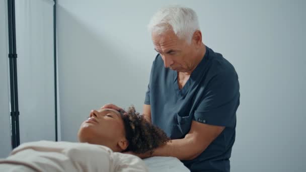 Chiropractor Closeup Memeriksa Wanita Sofa Fisioterapis Dewasa Memeriksa Diagnosa Pasien — Stok Video