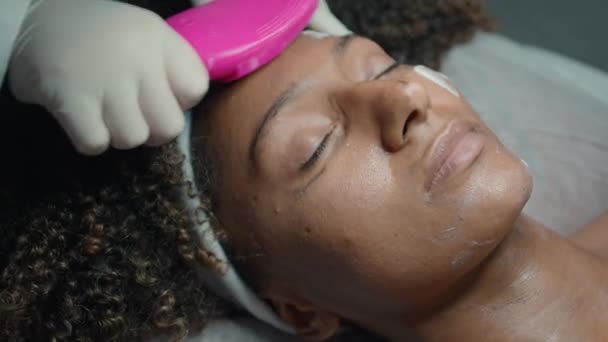 Manos Frotando Crema Facial Con Cepillo Primer Plano Esteticista Masaje — Vídeos de Stock