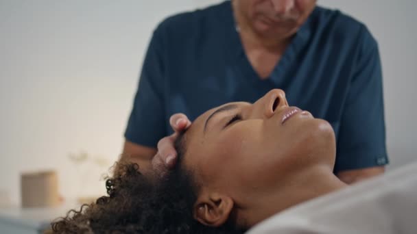 Пациент Крупным Планом Лежал Физиотерапии Палате Больницы Серые Волосы Человек — стоковое видео