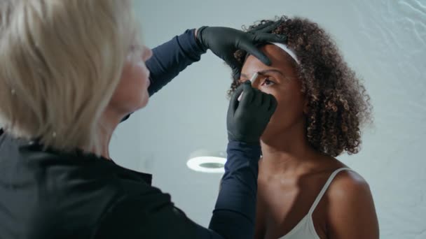 Médico Marcação Rosto Paciente Salão Beleza Closeup Brows Modelagem Profissional — Vídeo de Stock