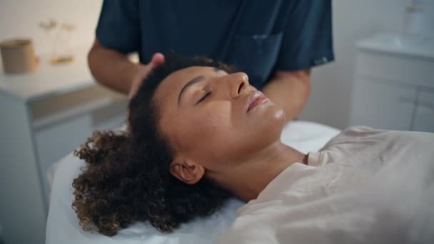 Terapeuta Mãos Massageando Cabeça Sessão Fisioterapia Closeup Mulher Deitada Sofá — Vídeo de Stock
