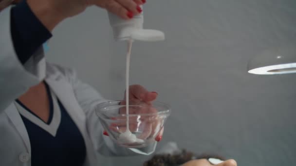 Zblízka Lékař Mačkání Trubice Krém Sklenice Ruce Připravující Kosmetiku Pro — Stock video
