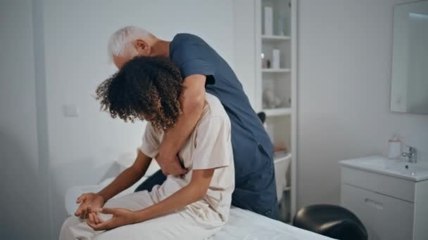 Chiropraktiker Untersuchen Frauenproblem Auf Klinik Station Therapeutin Die Mit Afrikanisch — Stockvideo