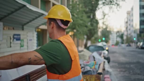 Kommunalarbetare Som Tar Emot Kvarter Närbild Hårdhatt Urban Kille Väst — Stockvideo