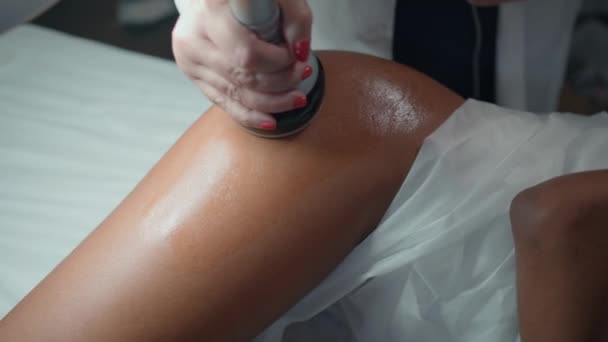 Händerna Gör Lyft Massage Skönhetssalong Närbild Beautician Använder Lpg Maskin — Stockvideo