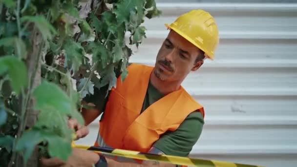 Trabalhador Construção Anexando Preto Amarelo Listrado Esticar Cidade Closeup Homem — Vídeo de Stock