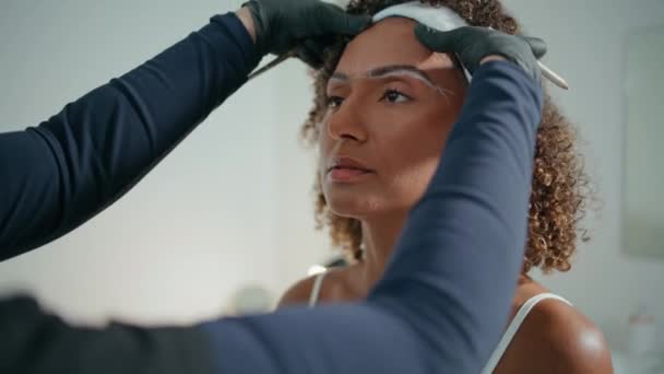 Καλλυντικός Διαμορφώνει Γυναικεία Φρύδια Στο Σαλόνι Ομορφιάς Closeup Κέρλι Αφροαμερικανή — Αρχείο Βίντεο