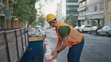 Ustabaşı sabah kasabasını kapatıyor. Koruyucu üniformalı ciddi bir müteahhit şehri yenileme çalışmalarına hazırlıyor. Rahat bir mahallede kendinden emin bronz tenli bir işçi duruyor.