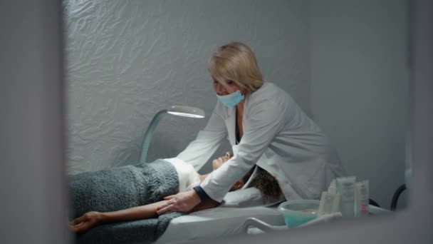 Médico Beleza Massageando Pescoço Após Tratamento Nutritivo Esteticista Tratar Pele — Vídeo de Stock
