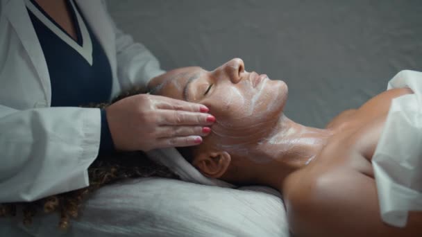Esteticista Fazendo Massagem Facial Depois Descascar Close Mãos Tocam Pele — Vídeo de Stock