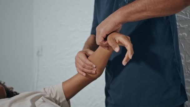 Χέρια Του Οστεοπαθούς Πιέζουν Χέρι Τους Κοντινό Πλάνο Ανάρρωσης Ειδικός — Αρχείο Βίντεο