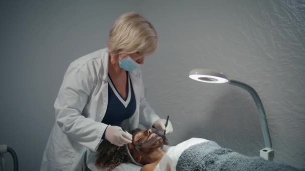 Dermatólogo Profesional Mascarilla Cepillado Salón Envejecimiento Rutina Cuidado Piel Centro — Vídeo de stock