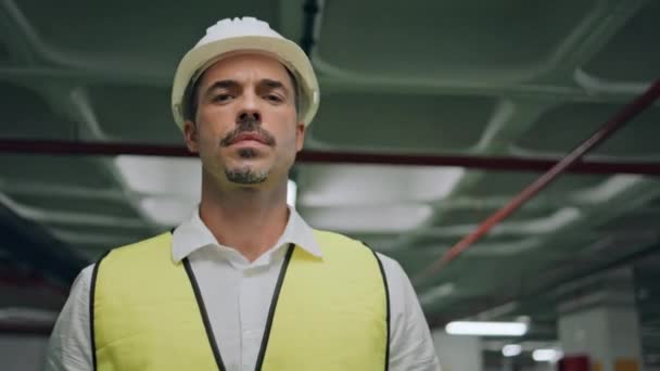Självsäker Arkitekt Ser Kameran Kliva Parkeringsporträtt Närbild Allvarlig Italiensk Man — Stockvideo