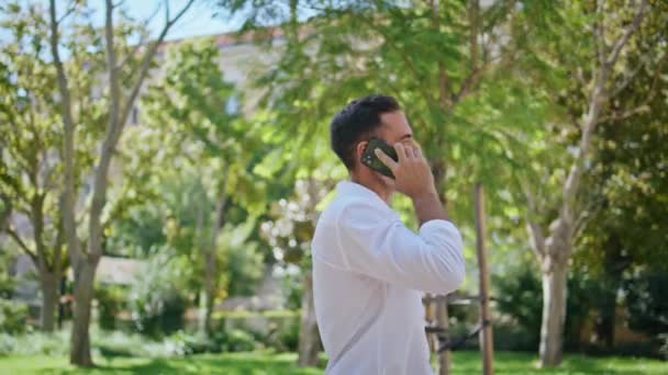 Morena Chefe Falando Smartphone Passeando Verão Vegetação Closeup Feliz Homem — Vídeo de Stock