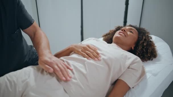 Patiënt Bezoekt Fysiotherapeut Kliniek Handen Van Close Therapeut Onderzoeken Pijn — Stockvideo