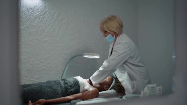 Klinik Kozmetik Uzmanı Terapiden Sonra Vücuda Masaj Yapıyor Profesyonel Güzellik — Stok video