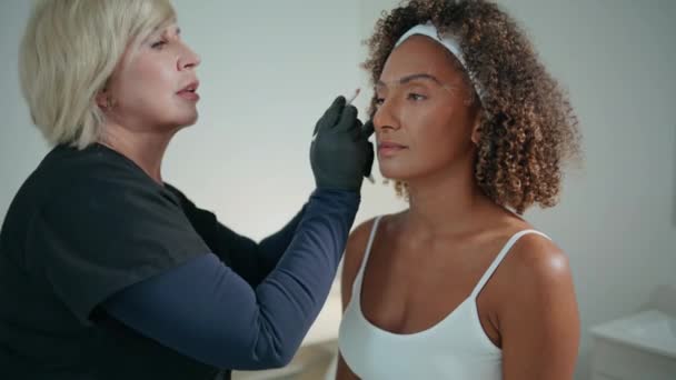 Güzellik Uzmanı Kaş Düzeltmesi Yapıyor Mikro Patenli Yüz Ameliyatı Için — Stok video