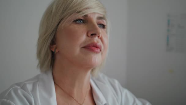 Portre Terapisti Klinikte Hasta Şikâyetini Dinliyor Lgili Profesyonel Doktor Sağlık — Stok video