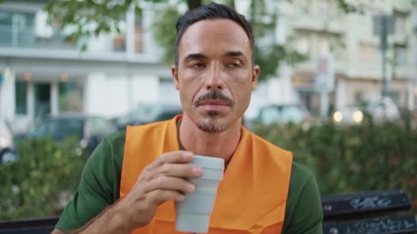 Stavební Dělník Sedí Lavičce Popíjí Kávu Uvolněný Stavitel Uniformě Pití — Stock video