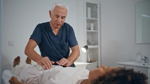 Praticante Tocca Stomaco Della Donna Nel Reparto Ospedaliero Medico Massaggiare — Video Stock
