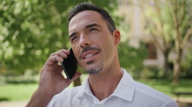 Latin yönetici, Sunbeam Sokağı 'nda cep telefonundan konuşuyor. Green Park 'ta bekleyen mutlu iş adamı akıllı telefonlara cevap veriyor. Beyaz gömlekli adam, patron telefon görüşmesinden memnun. Tatilin tadını çıkarıyor. 