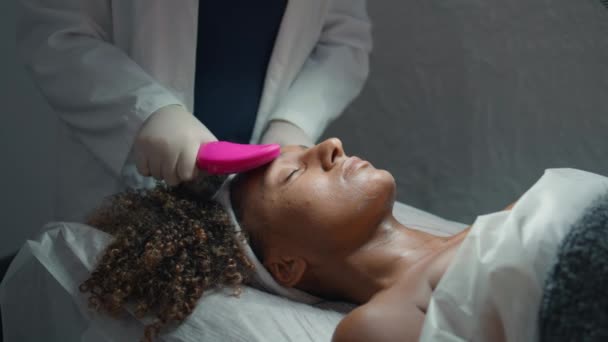 Dermatologi Jarak Dekat Memijat Wajah Dengan Kuas Tangan Menggosok Krim — Stok Video
