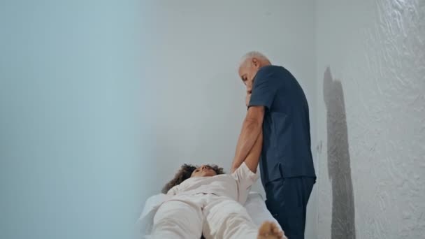 Sjukgymnast Behandla Kvinna Hand Gör Motion Kliniken Gammal Läkare Massera — Stockvideo