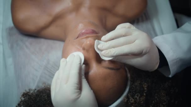 Kosmetik Closeup Menempatkan Bantalan Kapas Pada Mata Salon Kecantikan Pandangan — Stok Video