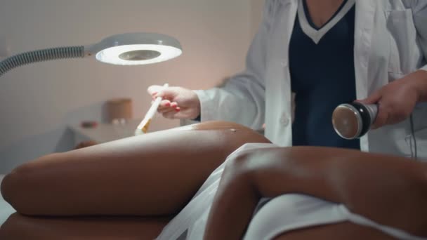 Kosmetikerin Trägt Transparentes Gel Auf Körpernahaufnahme Auf Woman Hands Pinsel — Stockvideo