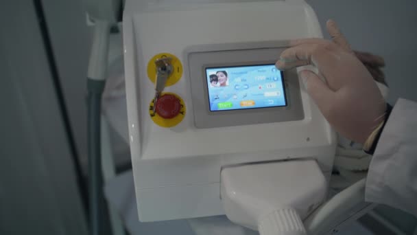 皮肤科医生触摸程序设备的特写 在屏幕上手动触摸选择模式 激光调光机在美容美发中的专业应用 — 图库视频影像