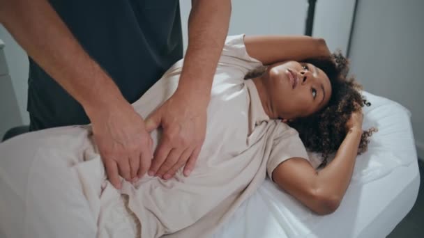 Quiropráctico Examina Estómago Del Paciente Clínica Sofá Afroamericano Acostado Sesión — Vídeos de Stock