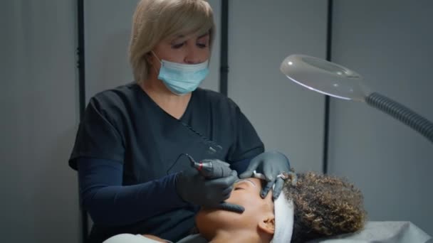 Perempuan Microblading Alis Klinik Dengan Pigmen Kosmetolog Fokus Melakukan Riasan — Stok Video
