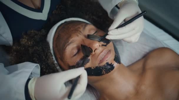 Ręce Zakładają Maskę Twarz Salonie Spa Zrelaksowany Pacjent Odwiedź Kosmetyk — Wideo stockowe