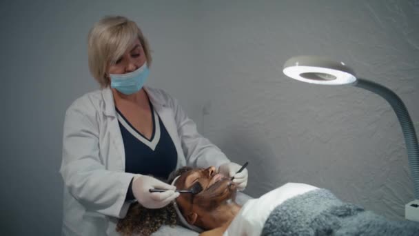 Güzellik Uzmanı Sağlık Kliniğine Karbon Maskesi Takıyor Cilt Tazeleme Kadın — Stok video
