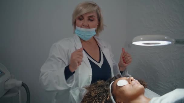 Kuaför Kozmetik Uzmanı Elinde Krema Tüpü Tutuyor Profesyonel Beslenme Prosedürü — Stok video