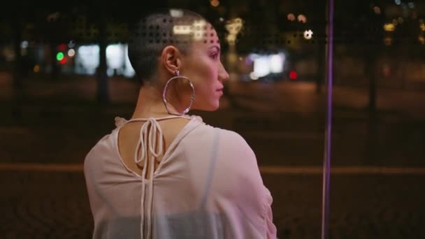 Femme Calme Attendant Bus Dans Rue Nuit Vue Arrière Près — Video