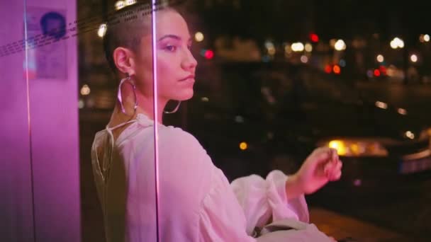 Zrelaksowana Kobieta Siedząca Nocnym Przystanku Autobusowym Piękne Krótkie Włosy Dziewczyna — Wideo stockowe