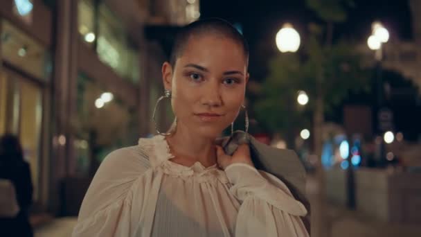 Geschoren Hoofd Meisje Poseren Nachts Stedelijke Straat Van Dichtbij Portret — Stockvideo