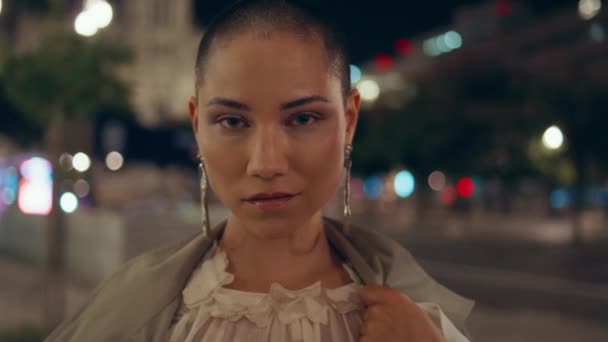 Portrait Informal Girl Evening Town Street Gorgeous Short Hair Woman — Stock Video