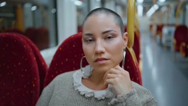 Femme Mode Assis Train Attendant Départ Près Cheeky Jeune Caméra — Video