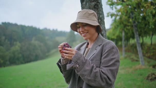 Smiling Woman Looking Grape Cluster Enjoy Fresh Vineyard Harvest Close — Stock Video