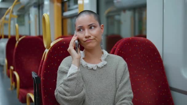 在现代高速火车上讲手机的认真的嬉皮士关门了 忧心忡忡的短发女人坐在火车上讲智能手机 趋势呼叫正在等候出发的女乘客 — 图库视频影像