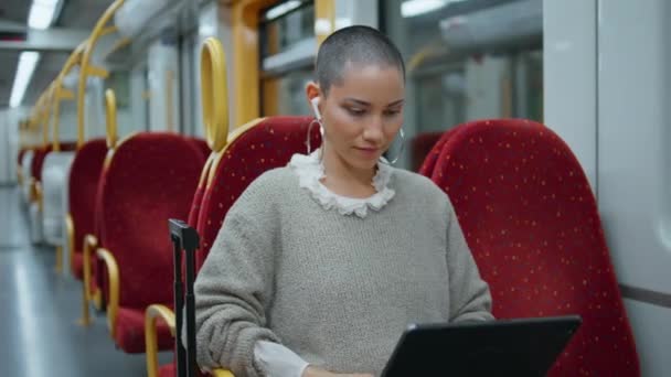 Ontspannen Freelancer Typen Laptop Moderne Wagon Close Aantrekkelijke Kale Vrouw — Stockvideo