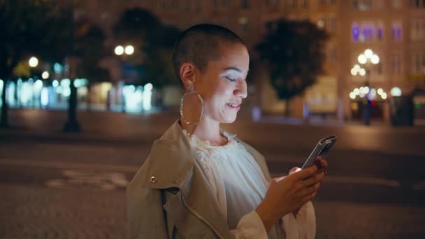 Joyeuse Femme Dactylographiant Smartphone Message Sur Rue Urbaine Sombre Fermer — Video