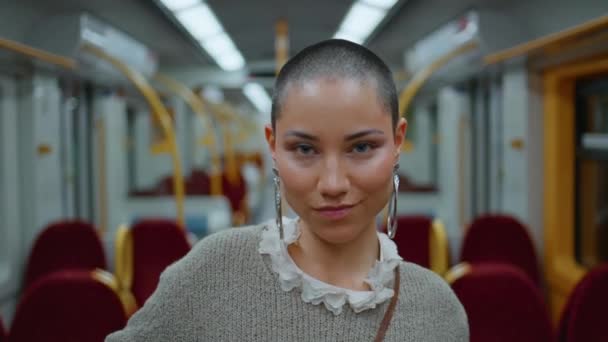 华丽的模型站在火车上 看着相机 自信地走近 吸引人的短发女乘客独自坐在空车里的画像 漂亮的女嬉皮士在火车上等着出发 — 图库视频影像