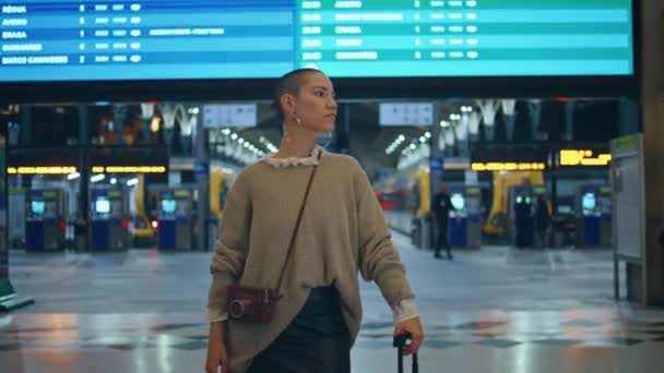 Élégante Fille Attendant Arrivée Train Gare Urbaine Moderne Gros Plan — Video