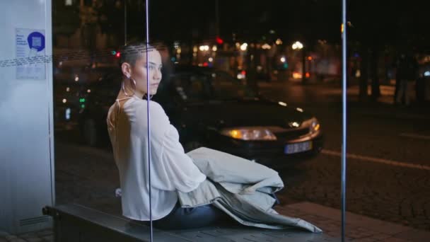 Dziewczyna Siedzi Sama Autobusie Późnym Wieczorem Atrakcyjne Krótkie Włosy Kobieta — Wideo stockowe
