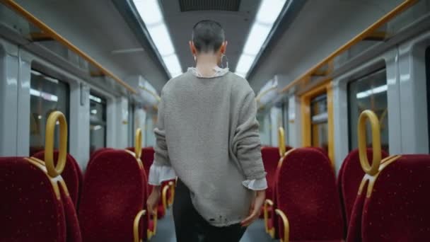 Senhora Confiante Andando Entre Assentos Trem Que Viajam Transporte Ferroviário — Vídeo de Stock