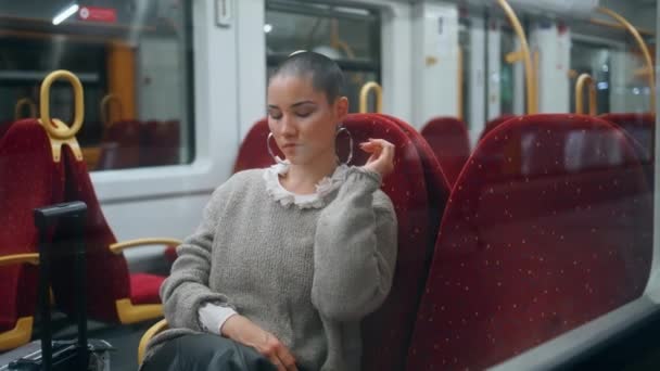 Cicha Kobieta Czeka Odjazd Nowoczesny Pociąg Bagażem Modne Krótkie Włosy — Wideo stockowe