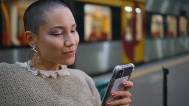 Pasażer Czeka Pociąg Przybycie Siedzi Platforma Ławka Smartfonem Zbliżenie Zrelaksowany — Wideo stockowe